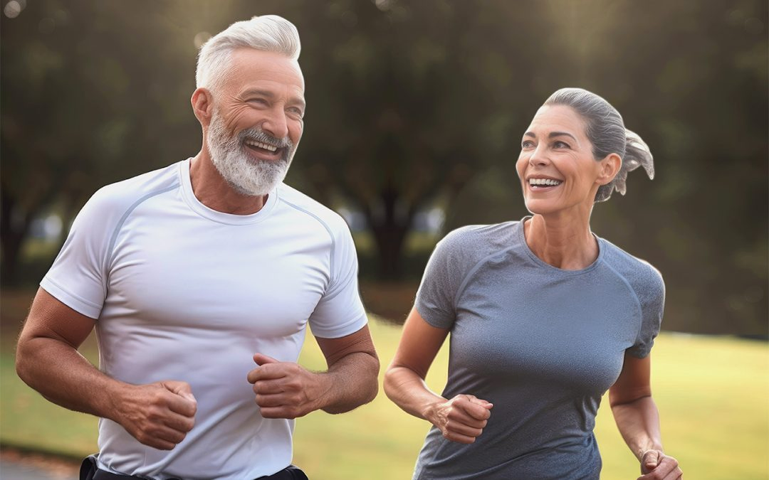 Pareja feliz corriendo juntos